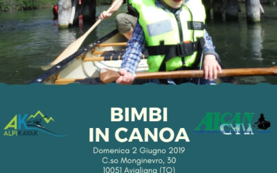 Bimbi in canoa
